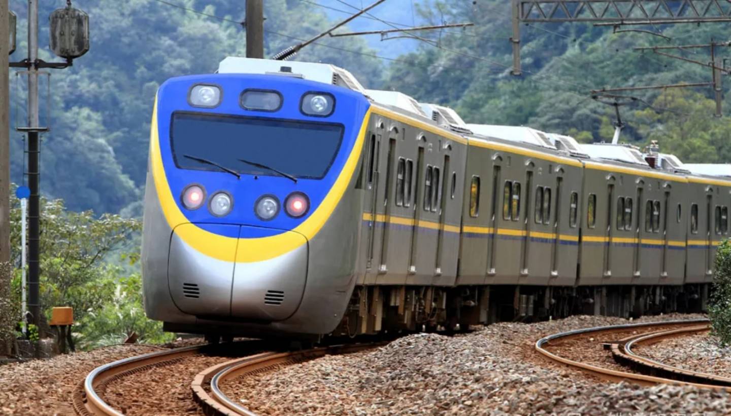 火车没有方向盘，为什么还能平稳转弯？铁路车轮与轮对设计原理解析.jpg